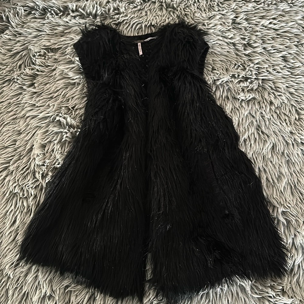 Black fur and knit vest 🌹
